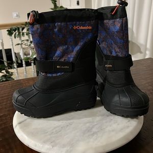 COLUMBIA · NWOT Powderbug Plus Wolf Print Unisex Waterproof Snow Boots Y-1